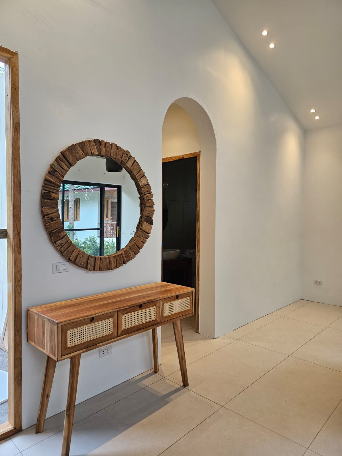 Entrance hall with round mirror